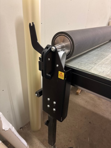 1436168-7 Application table with sign roller, including cutting tool and compressor