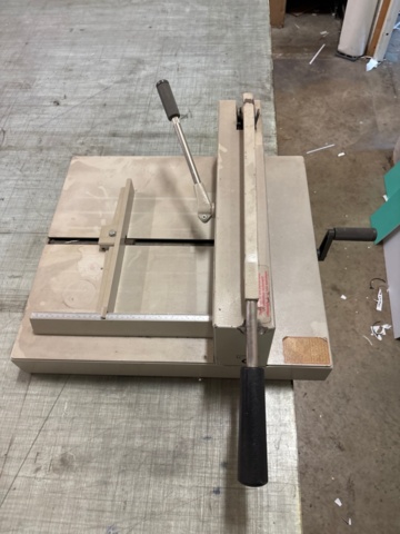 1436168-8 Application table with sign roller, including cutting tool and compressor