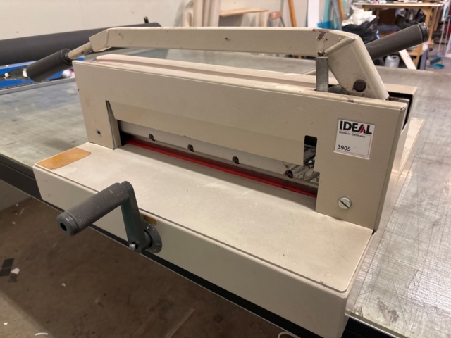 1436168-9 Application table with sign roller, including cutting tool and compressor