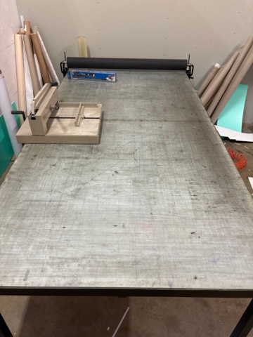 1436168-10 Application table with sign roller, including cutting tool and compressor