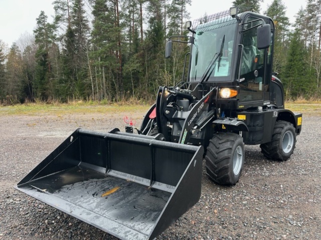 1439461-3 Hjullastare med redskap Nordic 2700 4WD Euro 5 -2024