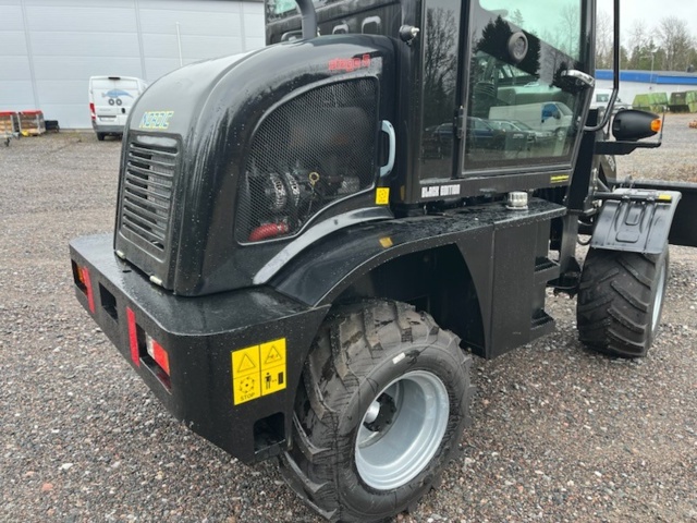 1439461-8 Hjullastare med redskap Nordic 2700 4WD Euro 5 -2024