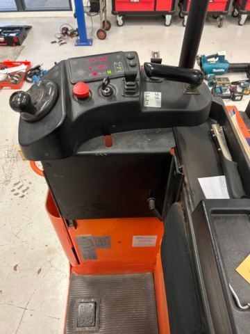 1436211-5 Stacker with charger - BT TXH5400