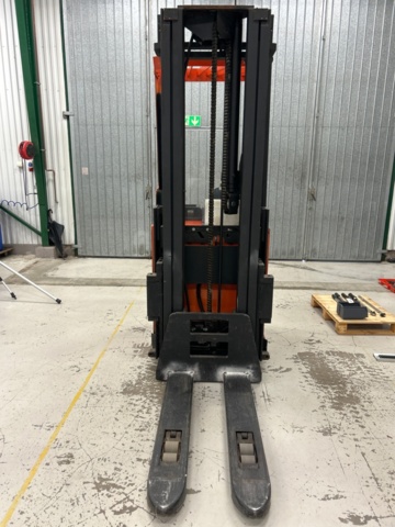 1436211-10 Stacker with charger - BT TXH5400