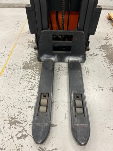 1436211-11 Stacker with charger - BT TXH5400