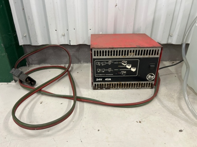 1436211-12 Stacker with charger - BT TXH5400