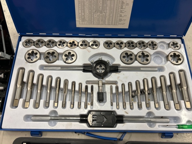 1436203-3 Gängverktygsats och plåtverktyg