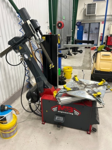 1436198-4 Däckmonteringsmaskin - M&B Engineering TC 724 A IT, -2023