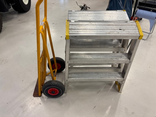 1436172-2 Säckkärra och trappstegar 2 st