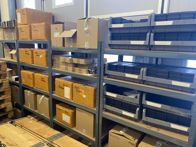 1371124-3 Stort parti med klockor och korthållare - 1383st