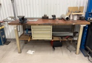 1436175 Arbetsbänk med skruvstycke