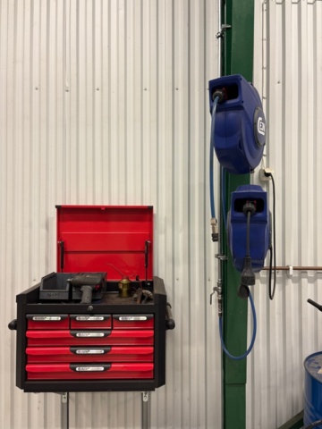 1436181-1 Slangvindor och verktygsskåp med innehåll