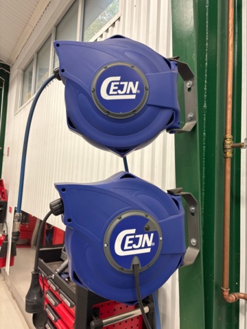 1436181-2 Slangvindor och verktygsskåp med innehåll