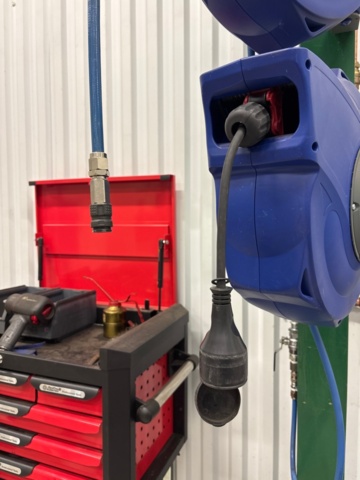 1436181-3 Slangvindor och verktygsskåp med innehåll