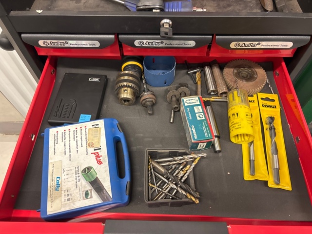 1436181-7 Slangvindor och verktygsskåp med innehåll