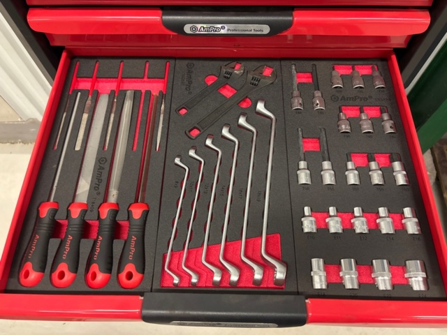 1436181-10 Slangvindor och verktygsskåp med innehåll