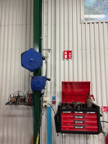 1436182-1 Slangvindor och verktygsskåp med innehåll