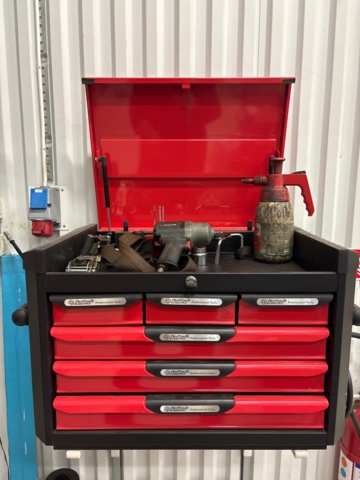 1436182-2 Slangvindor och verktygsskåp med innehåll