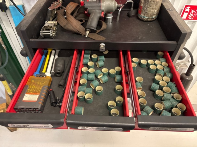 1436182-4 Slangvindor och verktygsskåp med innehåll