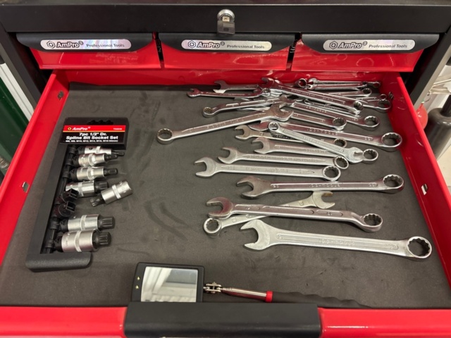 1436182-5 Slangvindor och verktygsskåp med innehåll