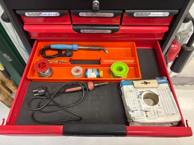 1436182-6 Slangvindor och verktygsskåp med innehåll