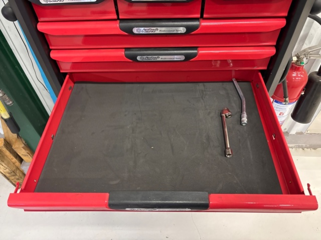 1436182-7 Slangvindor och verktygsskåp med innehåll