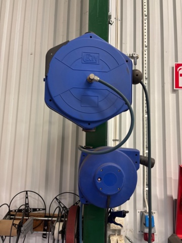 1436182-8 Slangvindor och verktygsskåp med innehåll