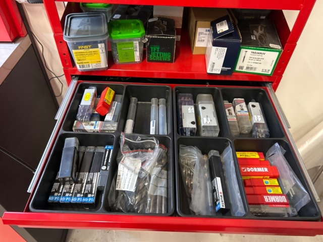 1436185-3 Verktygsskåp med innehåll