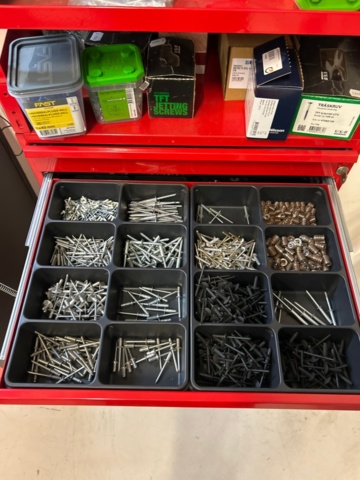 1436185-4 Verktygsskåp med innehåll