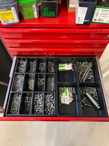 1436185-6 Verktygsskåp med innehåll