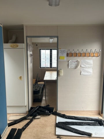 1423437-17 Staff shed