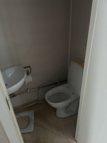 1423437-28 Staff shed