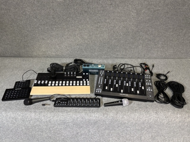 1409291-23 Studio equipment - control units, audio interfaces, DMX cabling, etc.