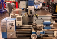 1373456 Svarv- och fräskombination – HBM Machines HBM 290V-F med digital avläsning