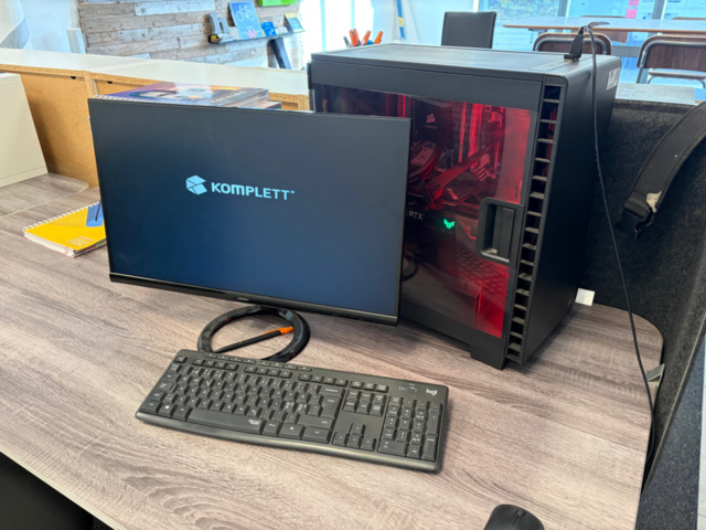 Desktop computer with screen - PS Auction - We value the future ...