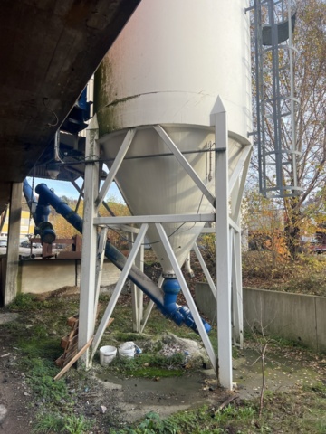 1420051-3 Cement silo with loading and unloading system