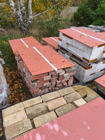 1438711-1 Brick and lightweight concrete blocks
