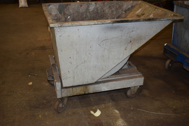 Garbage container/tip container on wheels - PS Auction - We value the ...