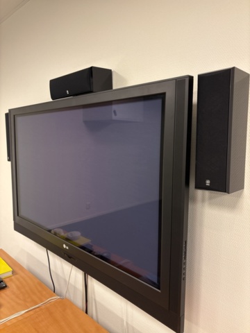 1372958-1 2 LG TVs (42" & 50") + Yamaha speaker system YST-SW215
