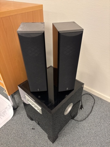 1372958-4 2 LG TVs (42" & 50") + Yamaha speaker system YST-SW215