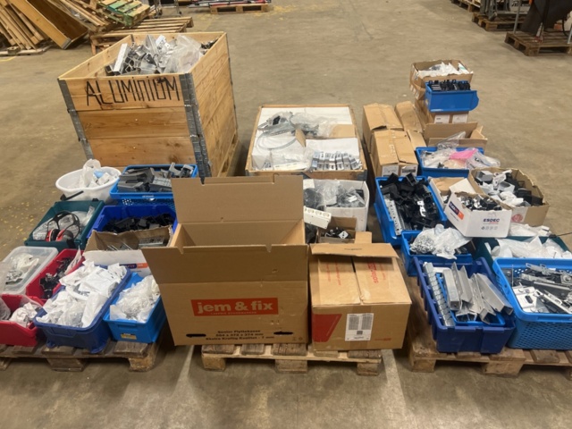 1431429-1 Various fasteners and installation materials for solar panels - 6 pallets