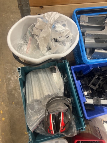 1431429-35 Various fasteners and installation materials for solar panels - 6 pallets