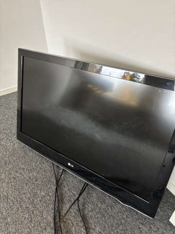1372958-7 2 LG TVs (42" & 50") + Yamaha speaker system YST-SW215