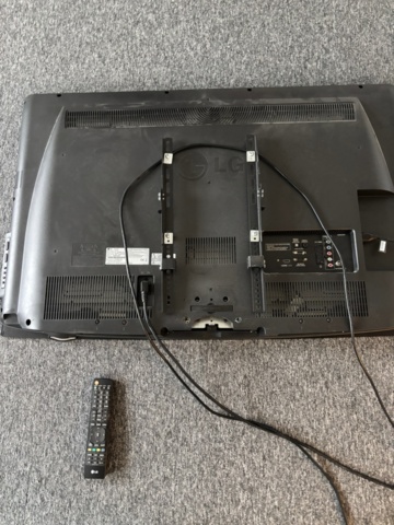 1372958-9 2 LG TVs (42" & 50") + Yamaha speaker system YST-SW215