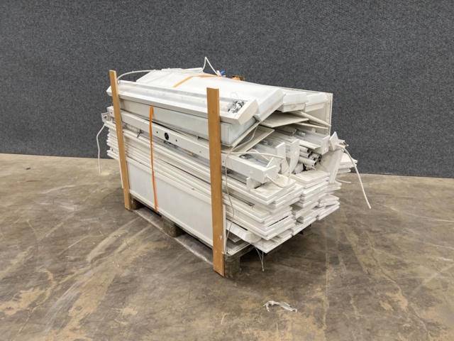 1440552-2 Parti med lysrörsarmaturer