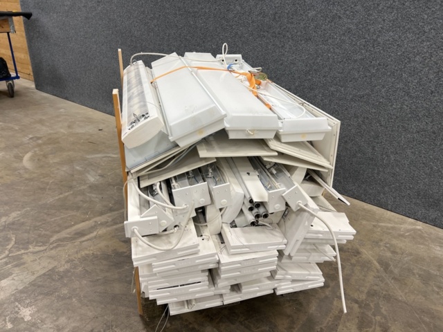 1440552-3 Parti med lysrörsarmaturer