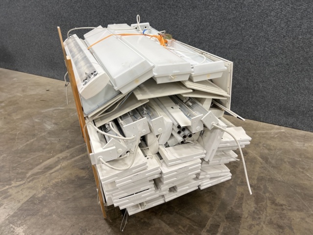 1440552-4 Parti med lysrörsarmaturer