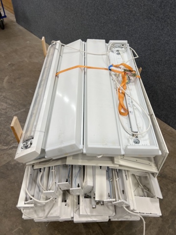 1440552-5 Parti med lysrörsarmaturer