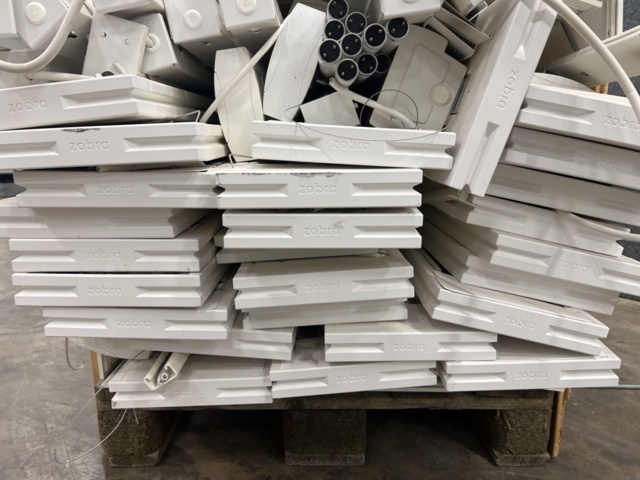 1440552-6 Parti med lysrörsarmaturer