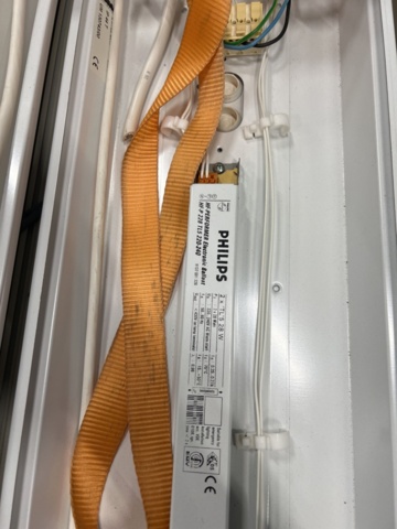 1440552-9 Parti med lysrörsarmaturer